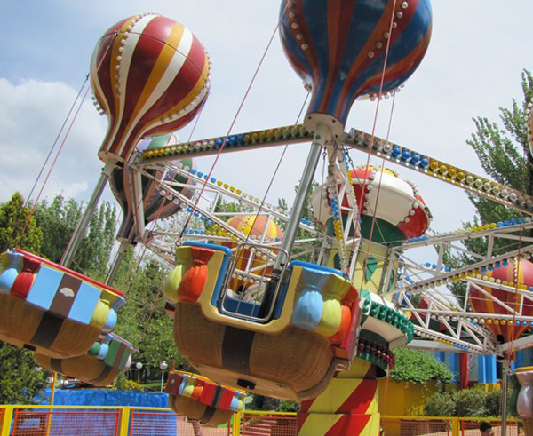 Tino en el parque de atracciones